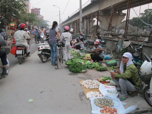 Rác thải ngập tràn lối dẫn lên cầu Thăng Long