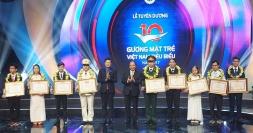 Thủ tướng trao giải thưởng Gương mặt trẻ Việt Nam tiêu biểu năm 2017