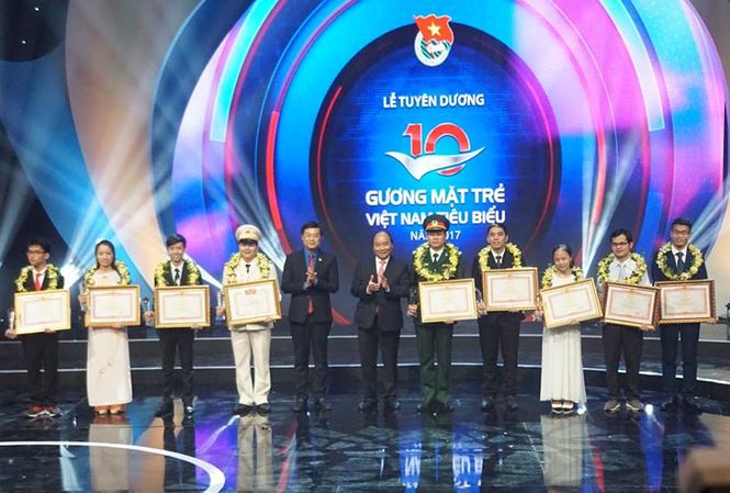 Thủ tướng trao giải thưởng Gương mặt trẻ Việt Nam tiêu biểu năm 2017