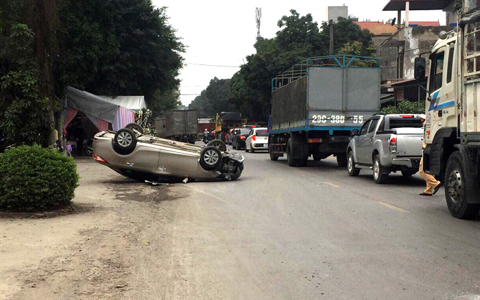 Hà Nội: Xế hộp lấn làn tông vào xe khác rồi lật chắn ngang giữa đường