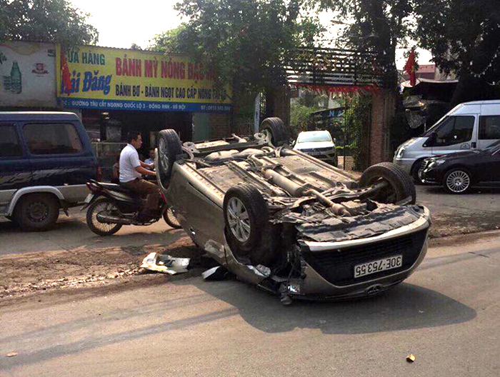 Hà Nội: Xế hộp lấn làn tông vào xe khác rồi lật chắn ngang giữa đường