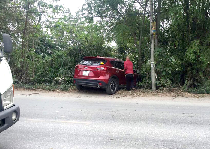 Hà Nội: Xế hộp lấn làn tông vào xe khác rồi lật chắn ngang giữa đường