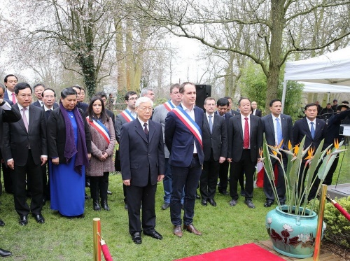 Tổng bí thư trồng cây lưu niệm, thăm Không gian Hồ Chí Minh tại Pháp