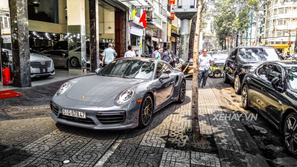 Bắt gặp Porsche 911 Turbo S xám lông chuột trên đường phố Sài Gòn