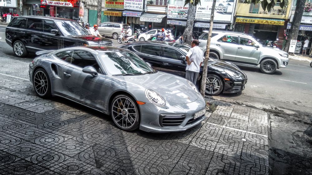 Bắt gặp Porsche 911 Turbo S xám lông chuột trên đường phố Sài Gòn