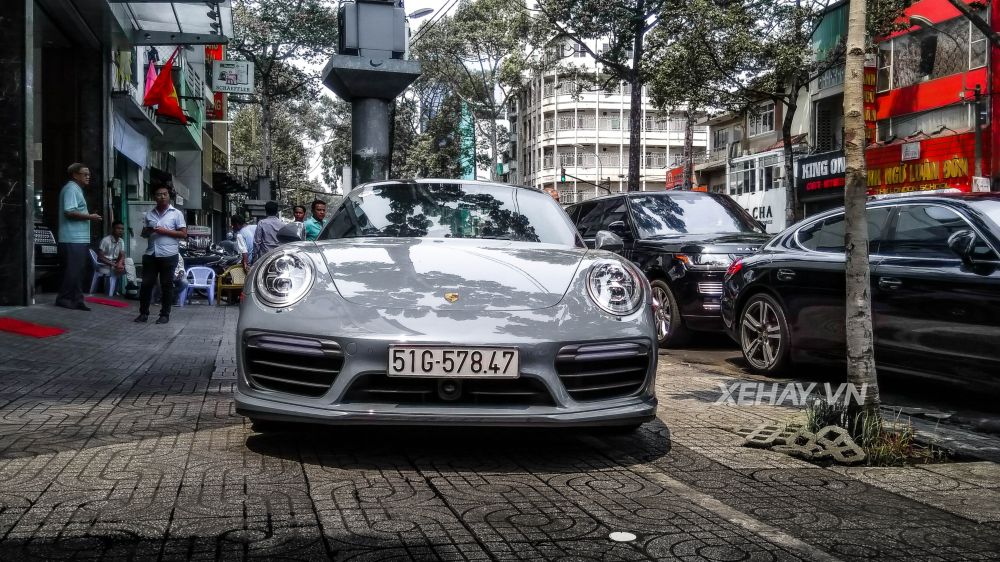 Bắt gặp Porsche 911 Turbo S xám lông chuột trên đường phố Sài Gòn
