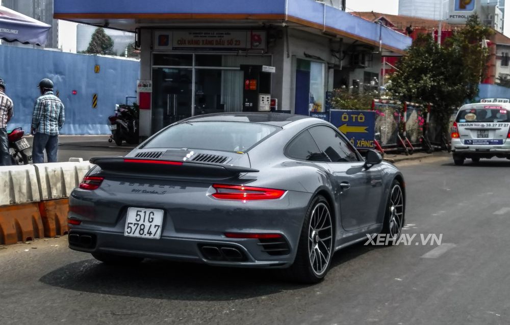 Bắt gặp Porsche 911 Turbo S xám lông chuột trên đường phố Sài Gòn
