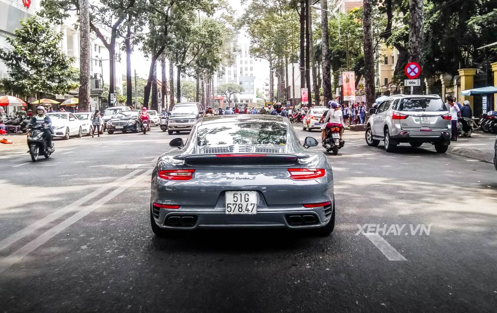 Bắt gặp Porsche 911 Turbo S xám lông chuột trên đường phố Sài Gòn