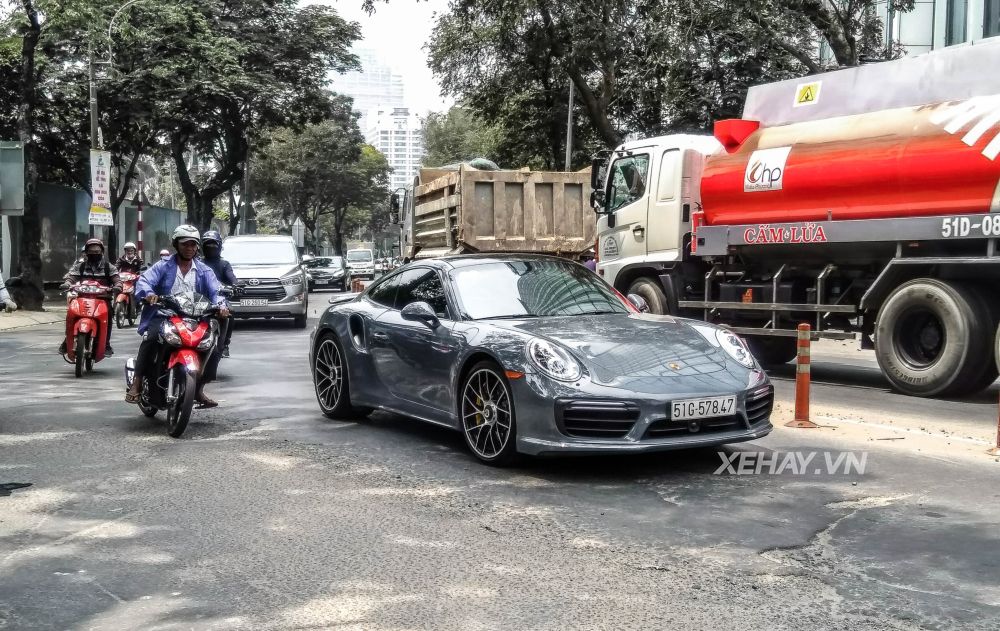 Bắt gặp Porsche 911 Turbo S xám lông chuột trên đường phố Sài Gòn