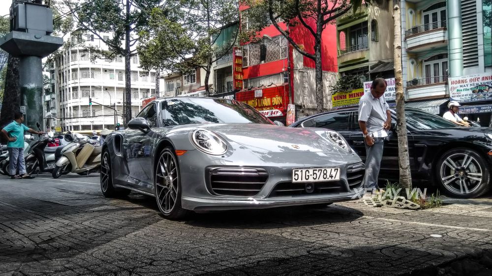 Bắt gặp Porsche 911 Turbo S xám lông chuột trên đường phố Sài Gòn