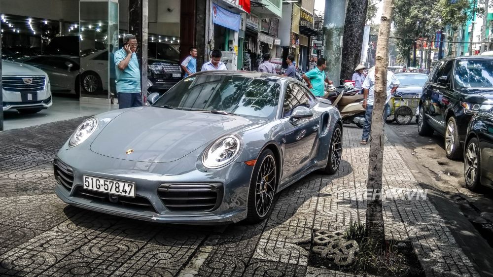 Bắt gặp Porsche 911 Turbo S xám lông chuột trên đường phố Sài Gòn
