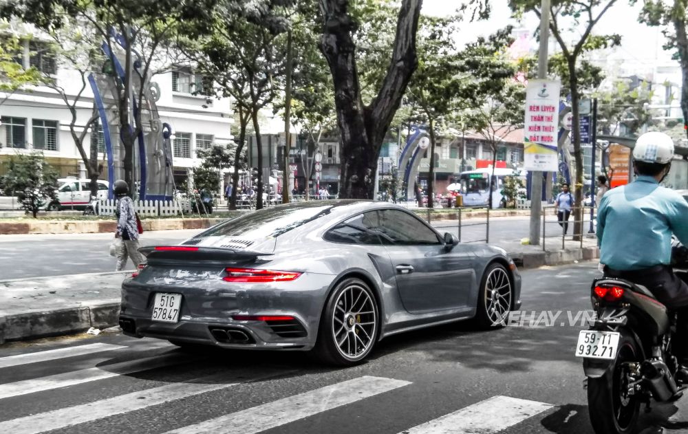 Bắt gặp Porsche 911 Turbo S xám lông chuột trên đường phố Sài Gòn