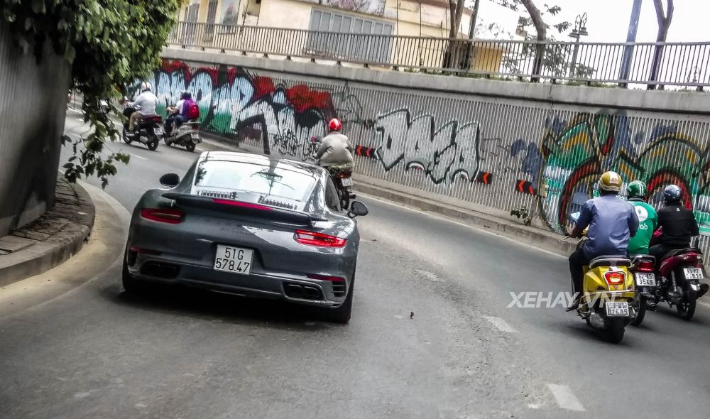 Bắt gặp Porsche 911 Turbo S xám lông chuột trên đường phố Sài Gòn