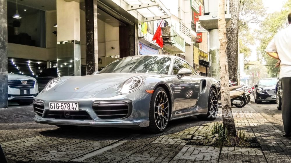 Bắt gặp Porsche 911 Turbo S xám lông chuột trên đường phố Sài Gòn