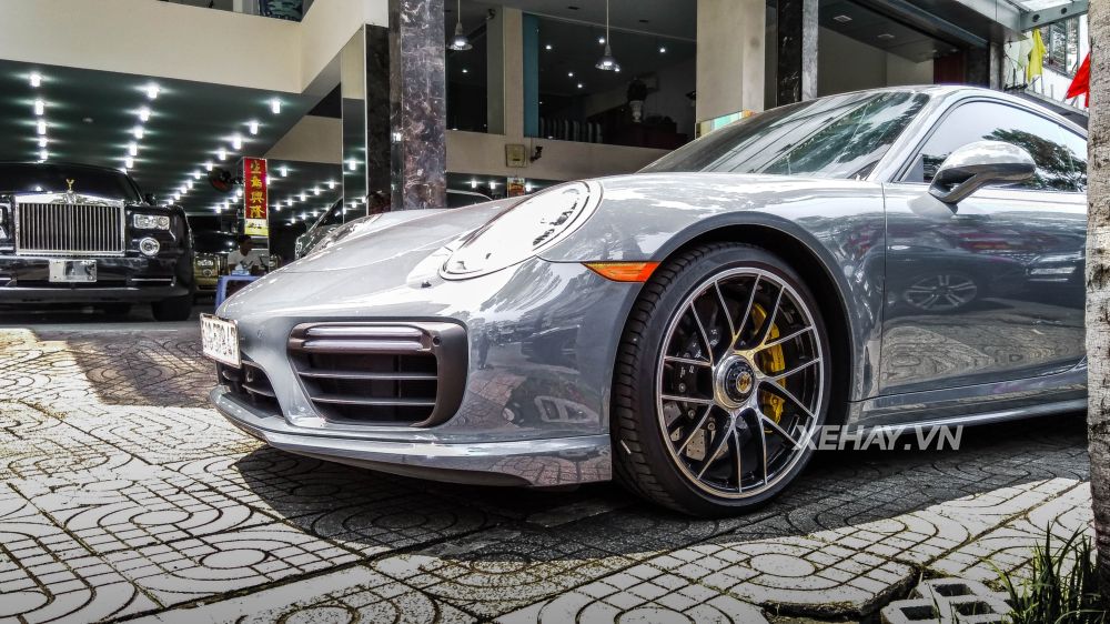 Bắt gặp Porsche 911 Turbo S xám lông chuột trên đường phố Sài Gòn