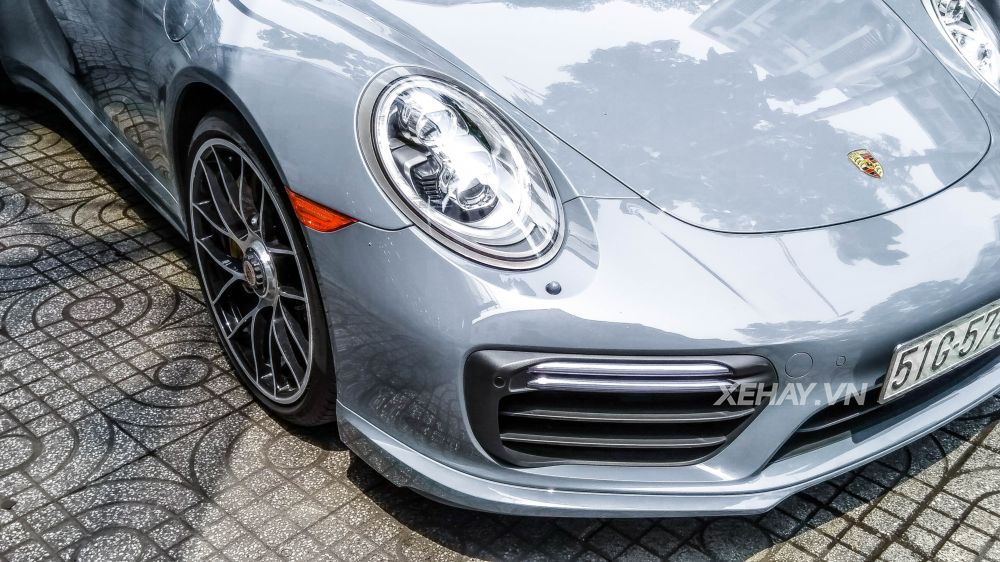 Bắt gặp Porsche 911 Turbo S xám lông chuột trên đường phố Sài Gòn