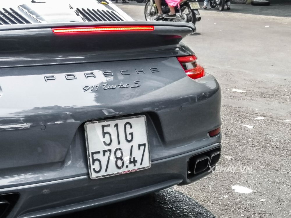Bắt gặp Porsche 911 Turbo S xám lông chuột trên đường phố Sài Gòn