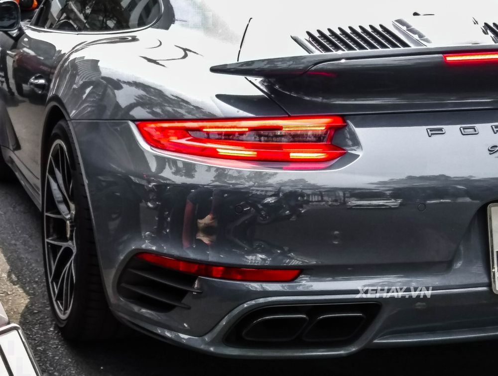 Bắt gặp Porsche 911 Turbo S xám lông chuột trên đường phố Sài Gòn
