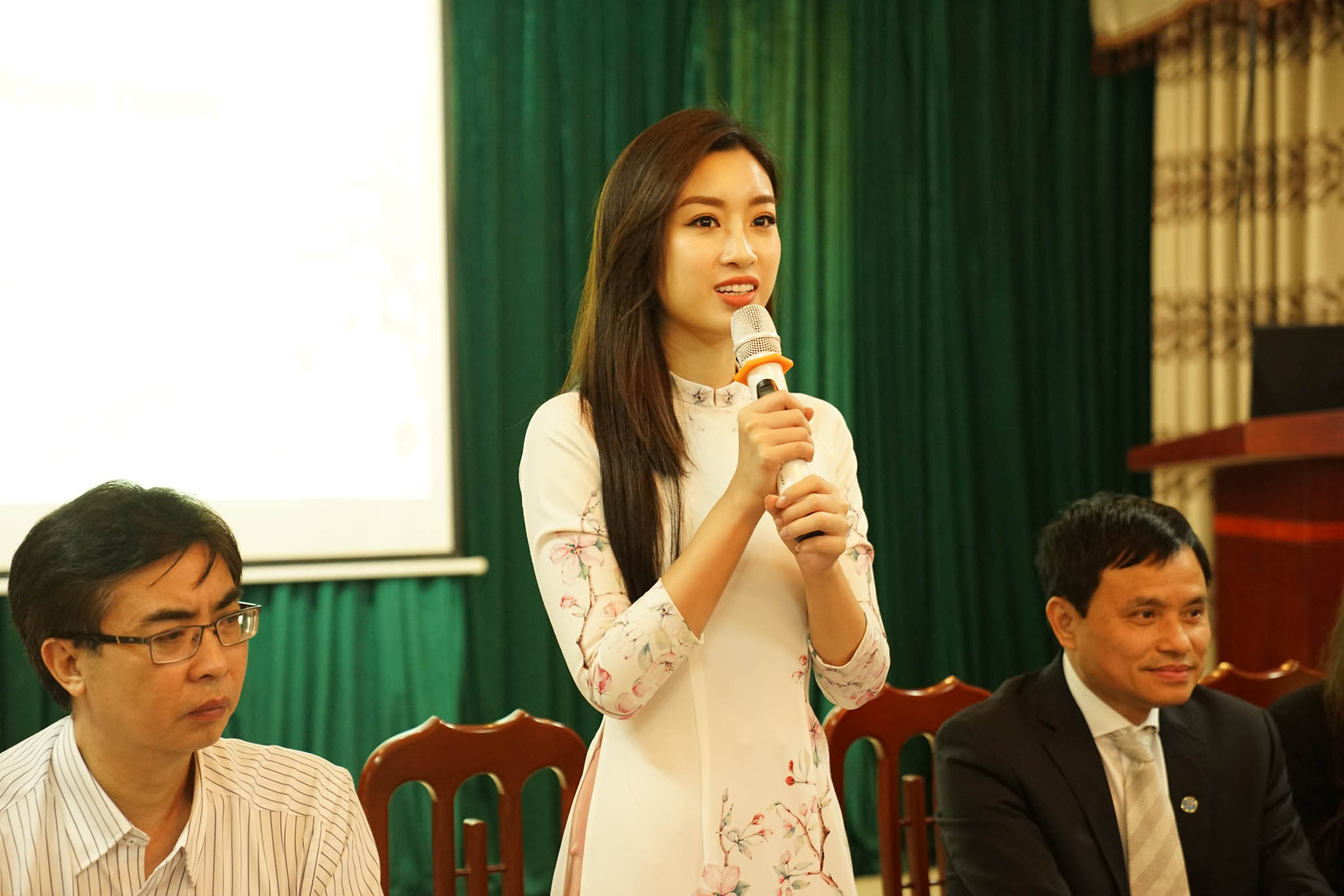 Hoa hậu Đỗ Mỹ Linh tham gia bảo vệ môi trường và thiện nguyện tại xã Hương Sơn, Mỹ Đức, Hà Nội