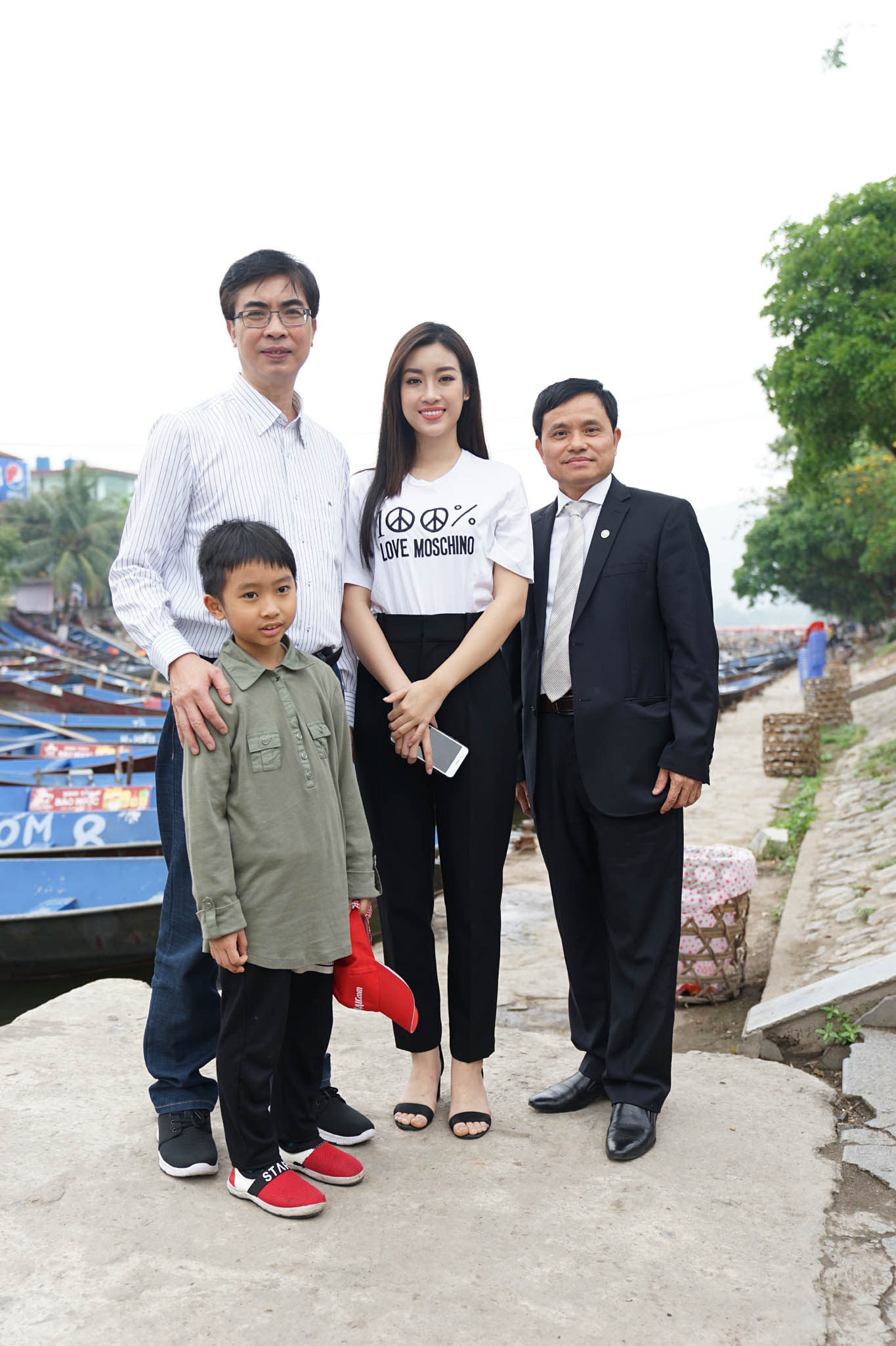 Hoa hậu Đỗ Mỹ Linh tham gia bảo vệ môi trường và thiện nguyện tại xã Hương Sơn, Mỹ Đức, Hà Nội
