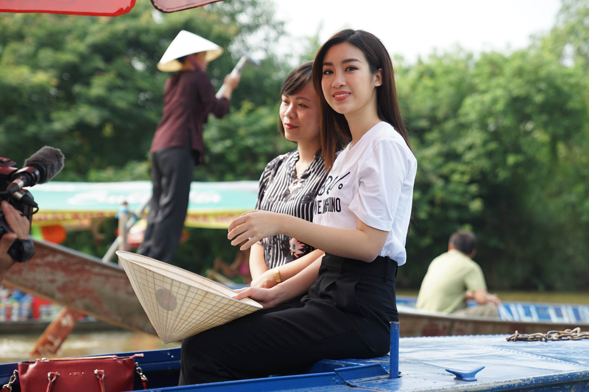 Hoa hậu Đỗ Mỹ Linh tham gia bảo vệ môi trường và thiện nguyện tại xã Hương Sơn, Mỹ Đức, Hà Nội