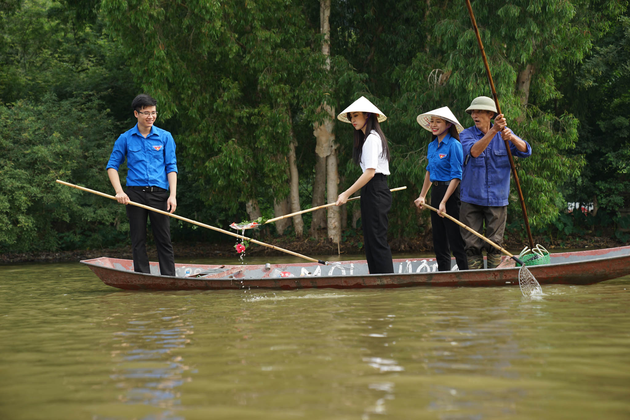 Hoa hậu Đỗ Mỹ Linh tham gia bảo vệ môi trường và thiện nguyện tại xã Hương Sơn, Mỹ Đức, Hà Nội