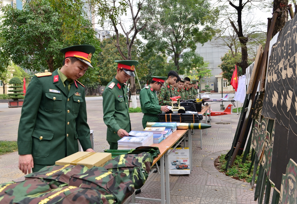 Tham quan sáng kiến, mô hình học cụ tại Lễ ra quân huấn luyện của Cơ quan Bộ Tư lệnh Thủ đô Hà Nội