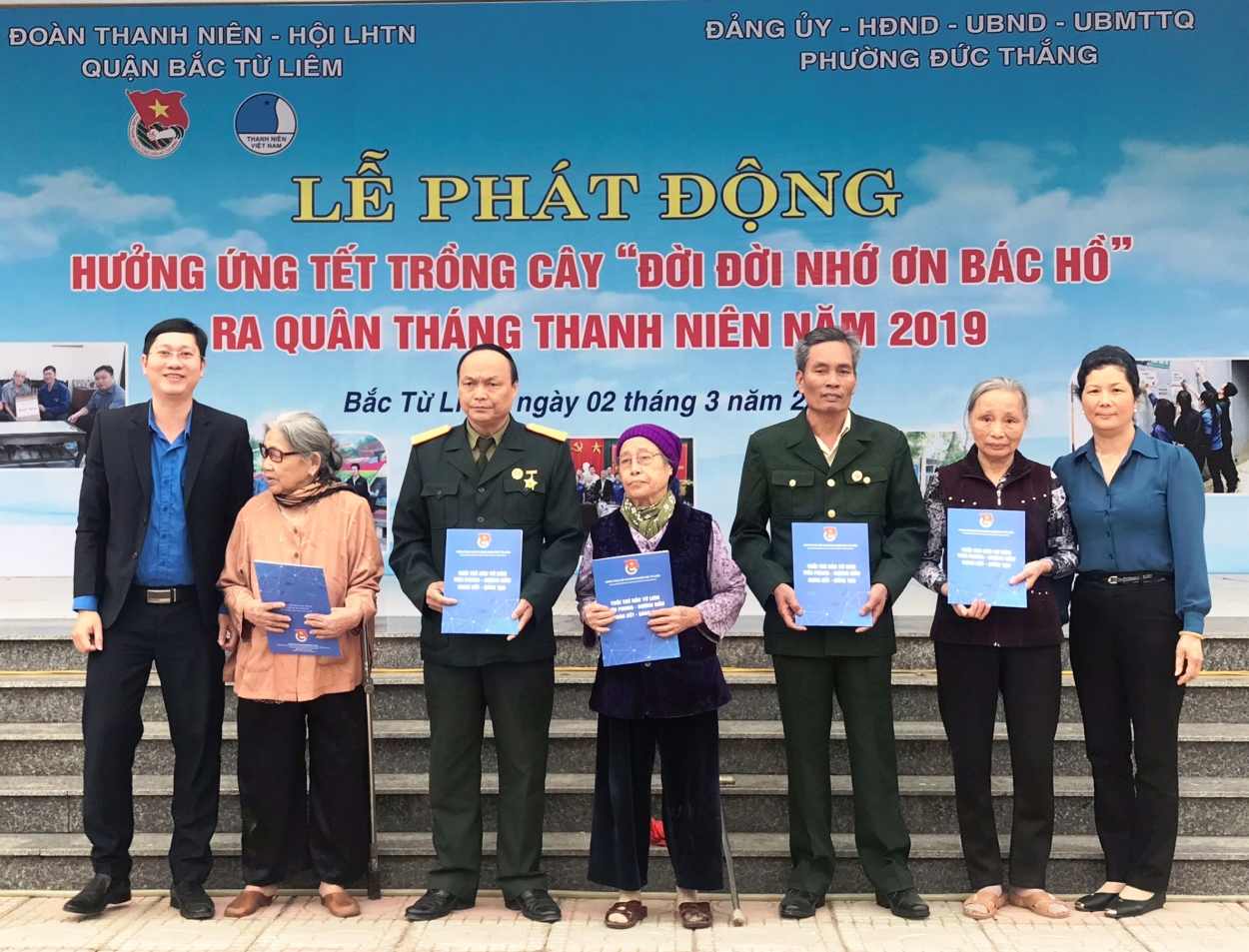 Đồng chí Đặng Văn Sơn - Bí thư Quận đoàn, Chủ tịch Hội đồng Đội quận Bắc Từ Liêm (ngoài cùng bên trái) trao quà của tuổi trẻ quận tới các cựu chiến binh, người có công với cách mạng