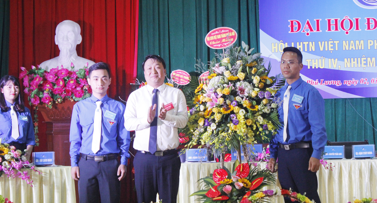 Anh Nguyễn Khánh Bình - UVBCH Trung ương Đoàn, Phó Bí thư Thường trực Thành đoàn Hà Nội tặng hoa chúc mừng đại hội
