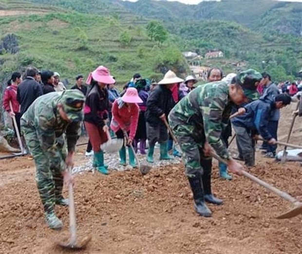 Cán bộ, chiến sỹ Đồn biên phòng Nghĩa Thuận giúp dân làm đường, xây dựng nông thôn mới. (Ảnh: Nguyễn Chiến/TTXVN)