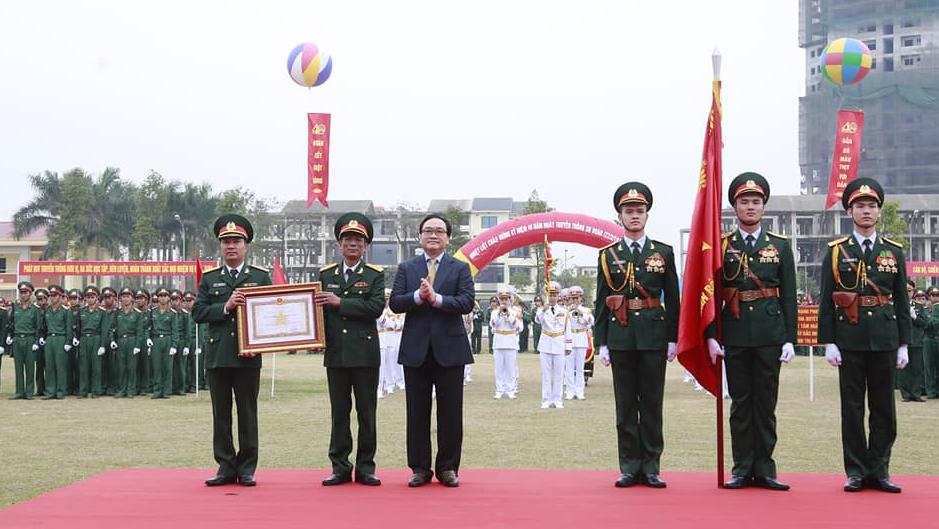 Sư đoàn Bộ binh 301 đón nhận Huân chương Quân công hạng Ba