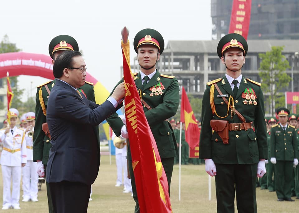 Bí thư Thành ủy Hoàng Trung Hải trao Huân chương Quân công hạng Ba cho Sư đoàn Bộ binh 301