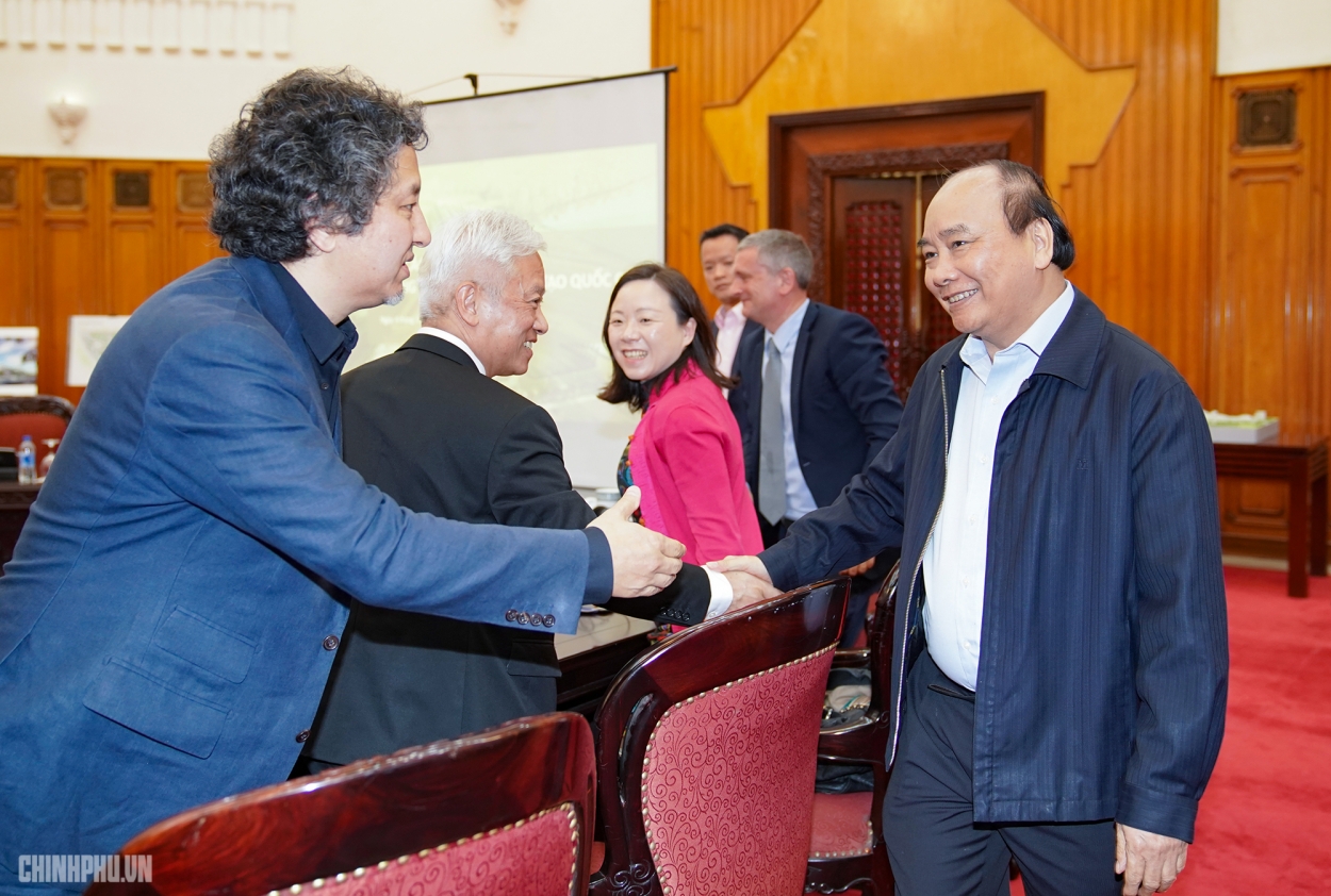 Thủ tướng Nguyễn Xuân Phúc cùng các đại biểu tham dự buổi làm việc.