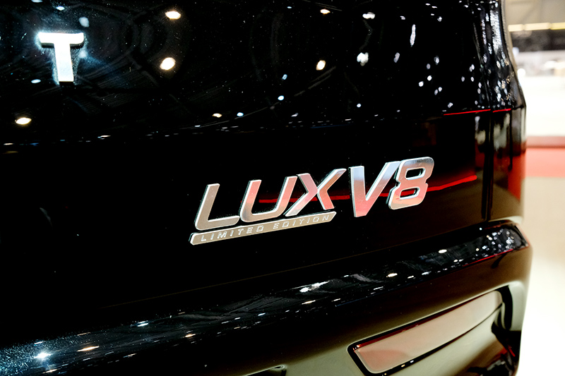 Logo Lux V8 ở phía đuôi xe và một số vị trí khác trên thân xe làm nổi bật thêm phiên bản đặc biệt này.