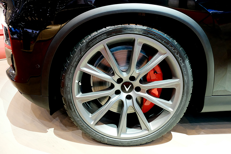 Nội thất VinFast Lux V8 sang trọng với chất liệu da Ultrasuede chế tác thủ công và hợp chất sợi carbon.