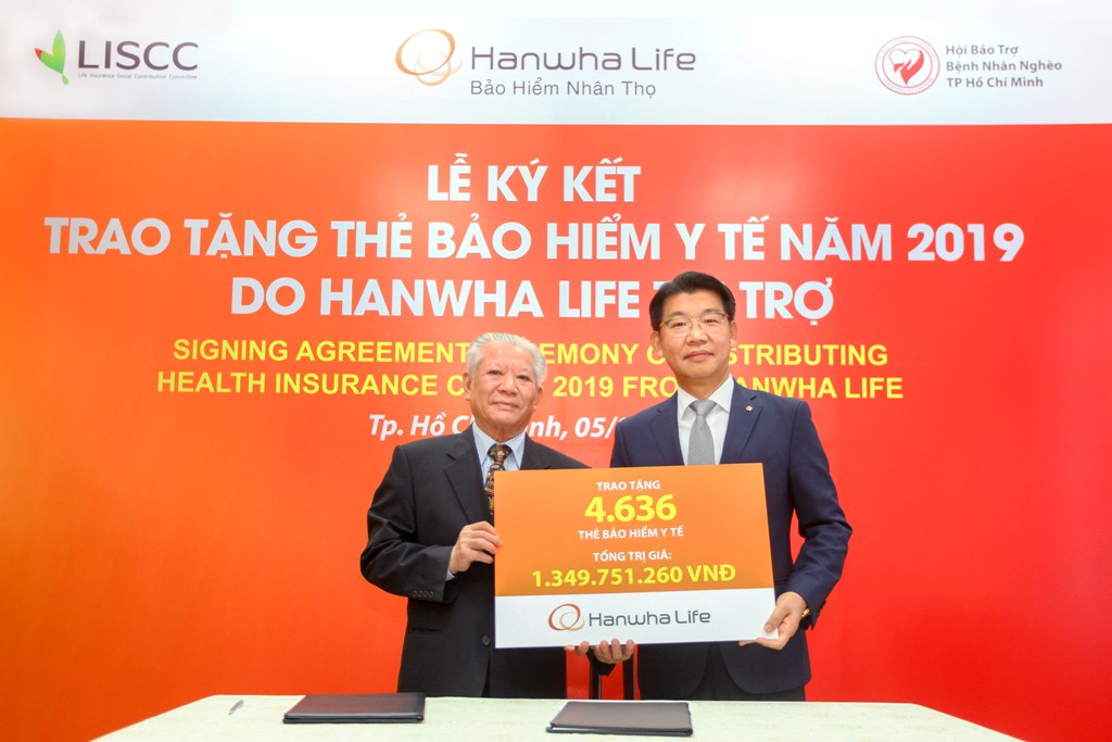 Hanwha Life Việt Nam  tặng 4.636 thẻ bảo hiểm y tế cho người nghèo