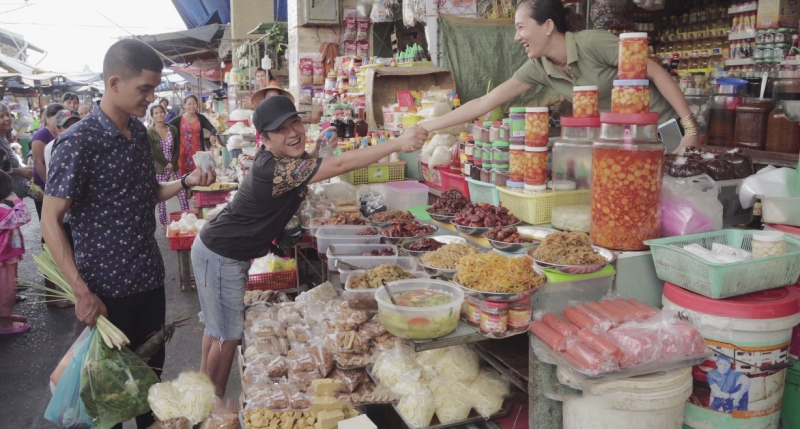 Mười Khó giản dị với áo thun, quần lửng để đi chợ cùng diễn viên Mạc Văn Khoa (trái)