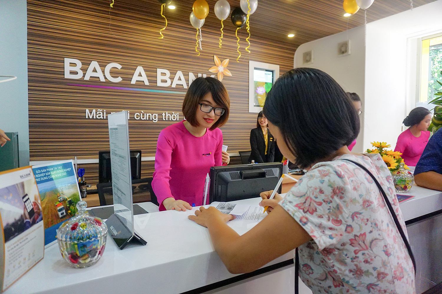 BAC A BANK trao gửi yêu thương tới khách hàng nữ nhân dịp 8/3