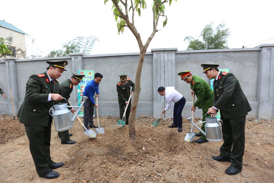 Các đồng chí lãnh đạo trồng cây tại Lễ phát động Tết trồng cây xuân Kỷ Hợi 2019