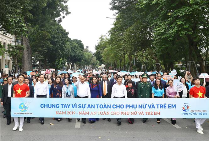Thủ tướng Nguyễn Xuân Phúc và các đại biểu đi bộ hưởng ứng lễ phát động.
