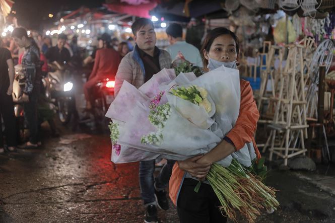 Chợ Quảng An họp vào ban đêm và rạng sáng các ngày trong tuần, đây được xem là chợ hoa lớn nhất ở Hà Nội. Khắp các ngả đường đổ về chợ đều chật kín người, phần đông là thương lái từ khắp nơi đến mua hàng.