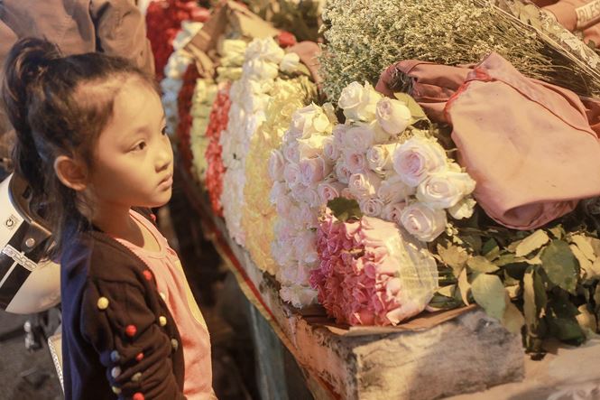 Hoa ở chợ Quảng Bá được chuyển từ nhiều vựa hoa lớn như: Tây Tựu, Gia Lâm, Phúc Yên… hoặc chuyển từ Đà Lạt, Lào Cai.