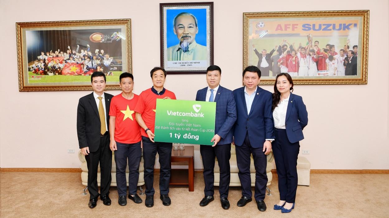 Vietcombank trao số tiền 1 tỷ đồng thưởng đội tuyển bóng đá Việt Nam