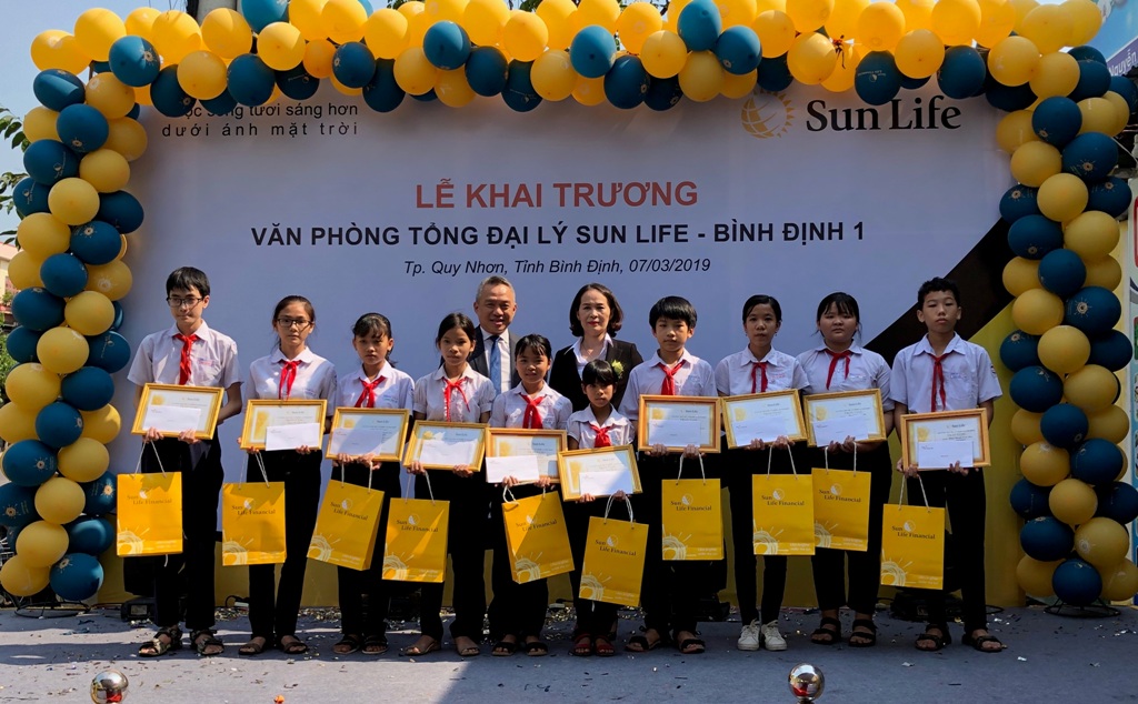 Đại diện Sun Life Việt Nam trao tặng 10 suất học bổng cho các em học sinh học giỏi trên địa bàn thành phố Quy Nhơn