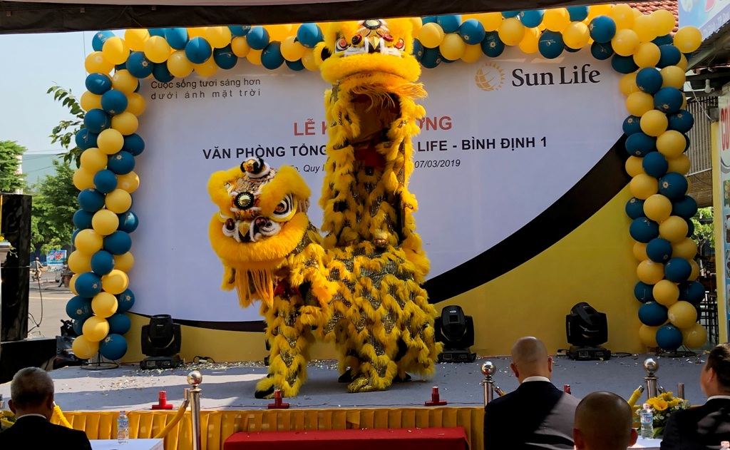 Tiết mục múa lân sư rồng trong Lễ khai trương Văn phòng Tổng đại lý Sun Life tại Bình Định
