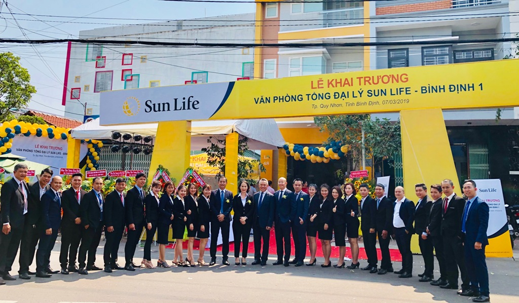 Tập thể lãnh đạo và nhân viên của Sun Life Việt Nam trong ngày khai trương