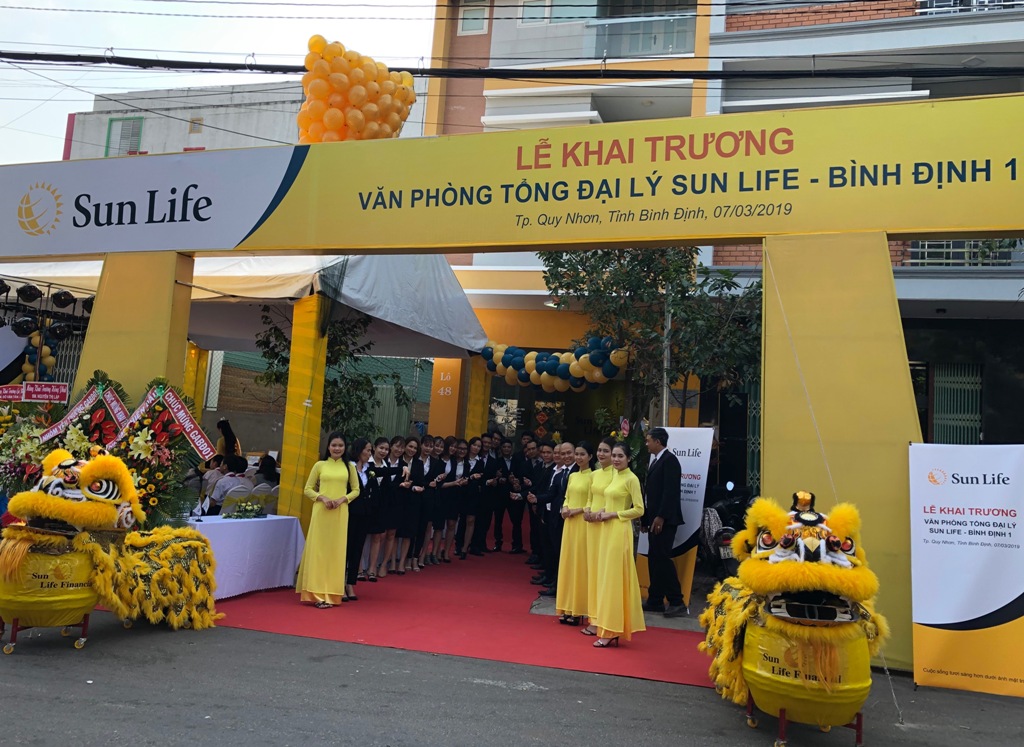 Tập thể lãnh đạo và nhân viên của Sun Life Việt Nam trong ngày khai trương