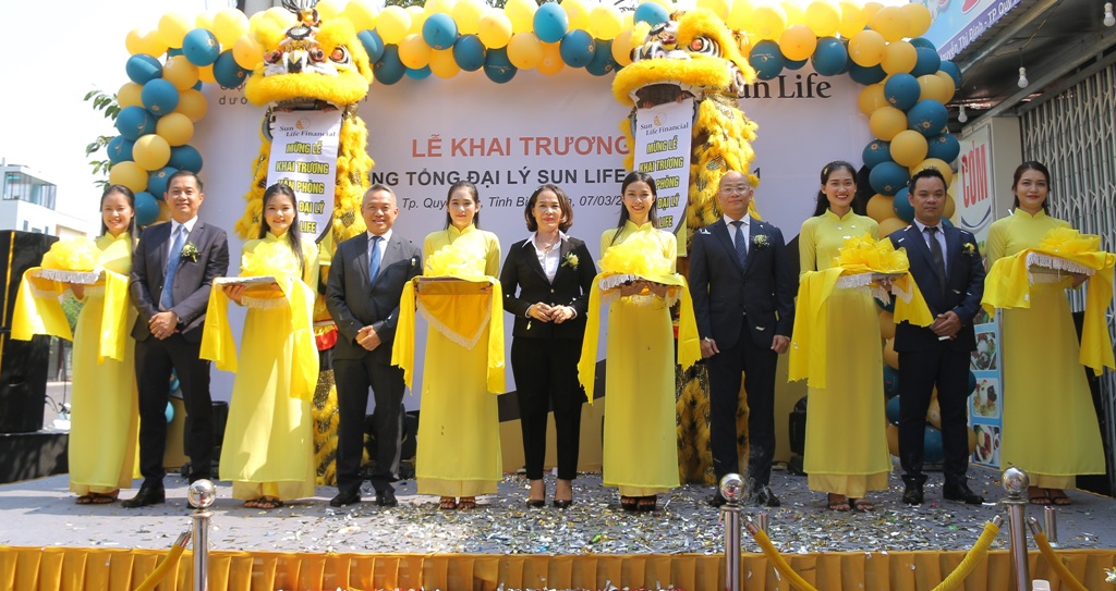 Đại diện Sun Life Việt Nam và khách mời cùng thực hiện nghi thức cắt băng khai trương Văn phòng Tổng đại lý Sun Life tại Bình Định