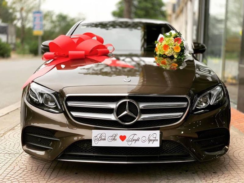 Chồng soái ca lại xuất hiện dịp 8/3: Tặng vợ Mercedes E300 AMG trị giá 2,5 tỷ VNĐ