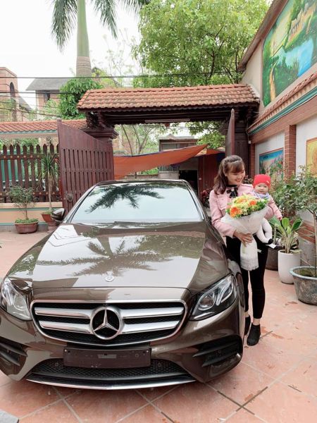 Chồng soái ca lại xuất hiện dịp 8/3: Tặng vợ Mercedes E300 AMG trị giá 2,5 tỷ VNĐ